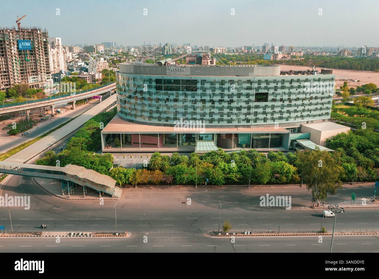 Gurugram, Inde - 16 avril 2020 : vue aérienne du quartier des affaires de Gurugram avec de hauts bâtiments près de New Delhi, Inde. Banque D'Images