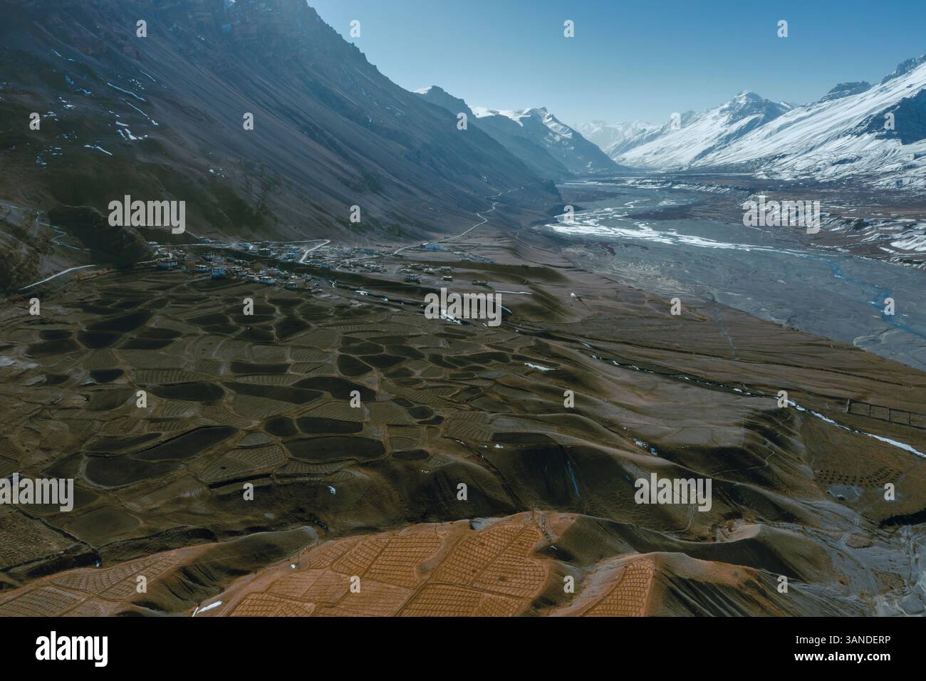 Vue aérienne de la campagne près de la ville Kaza le long de la rivière Spiti dans la province de l'Himachal Pradesh avec montagne enneigée en arrière-plan, Inde. Banque D'Images