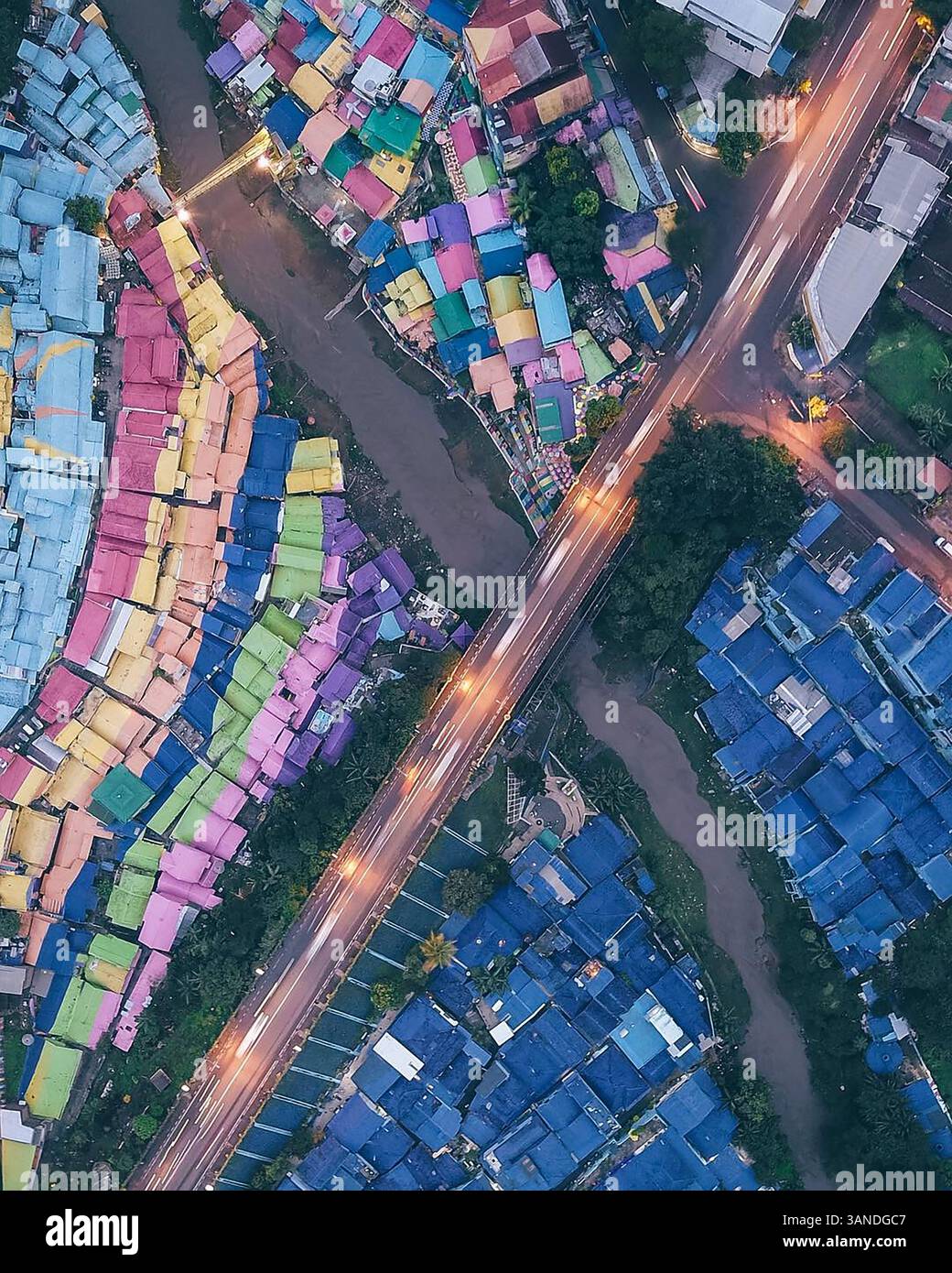 Vue aérienne du village arc-en-ciel nommé Kampung Warna Warni Jodipan dans la ville de Malang sur l'île de Java, Indonésie. Banque D'Images