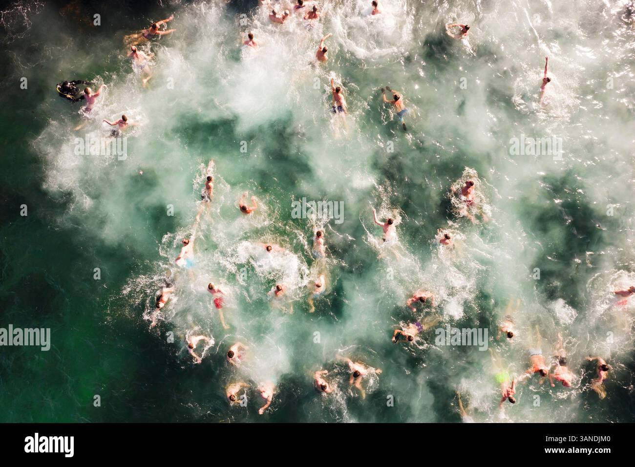 Vue aérienne des personnes nageant dans l'eau froide pendant la fête chrétienne de l'Épiphanie, Varna, Varna, Bulgarie. Banque D'Images