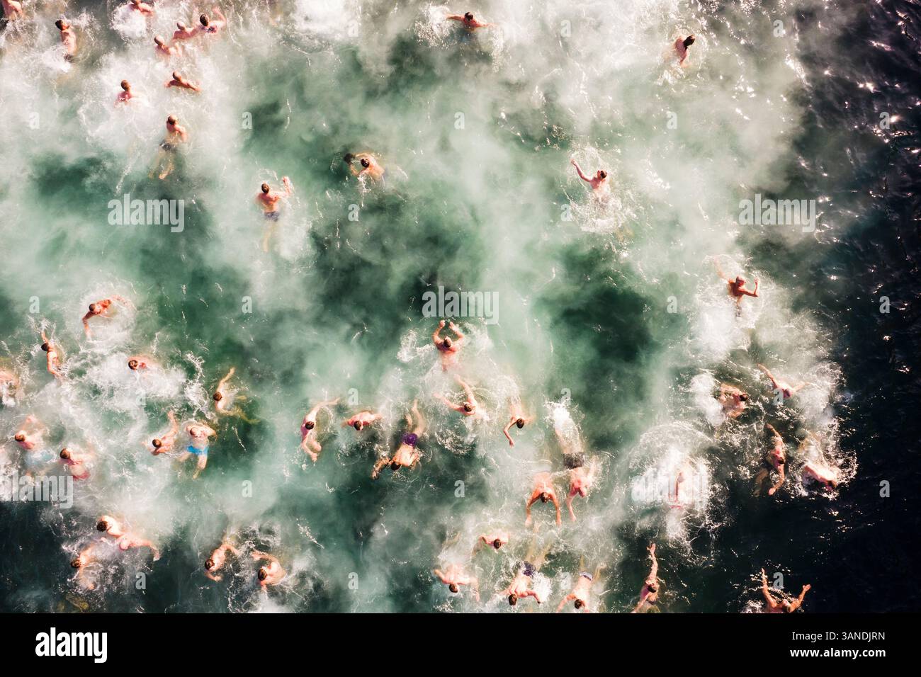 Vue aérienne des personnes nageant dans l'eau froide pendant la fête chrétienne de l'Épiphanie, Varna, Varna, Bulgarie. Banque D'Images