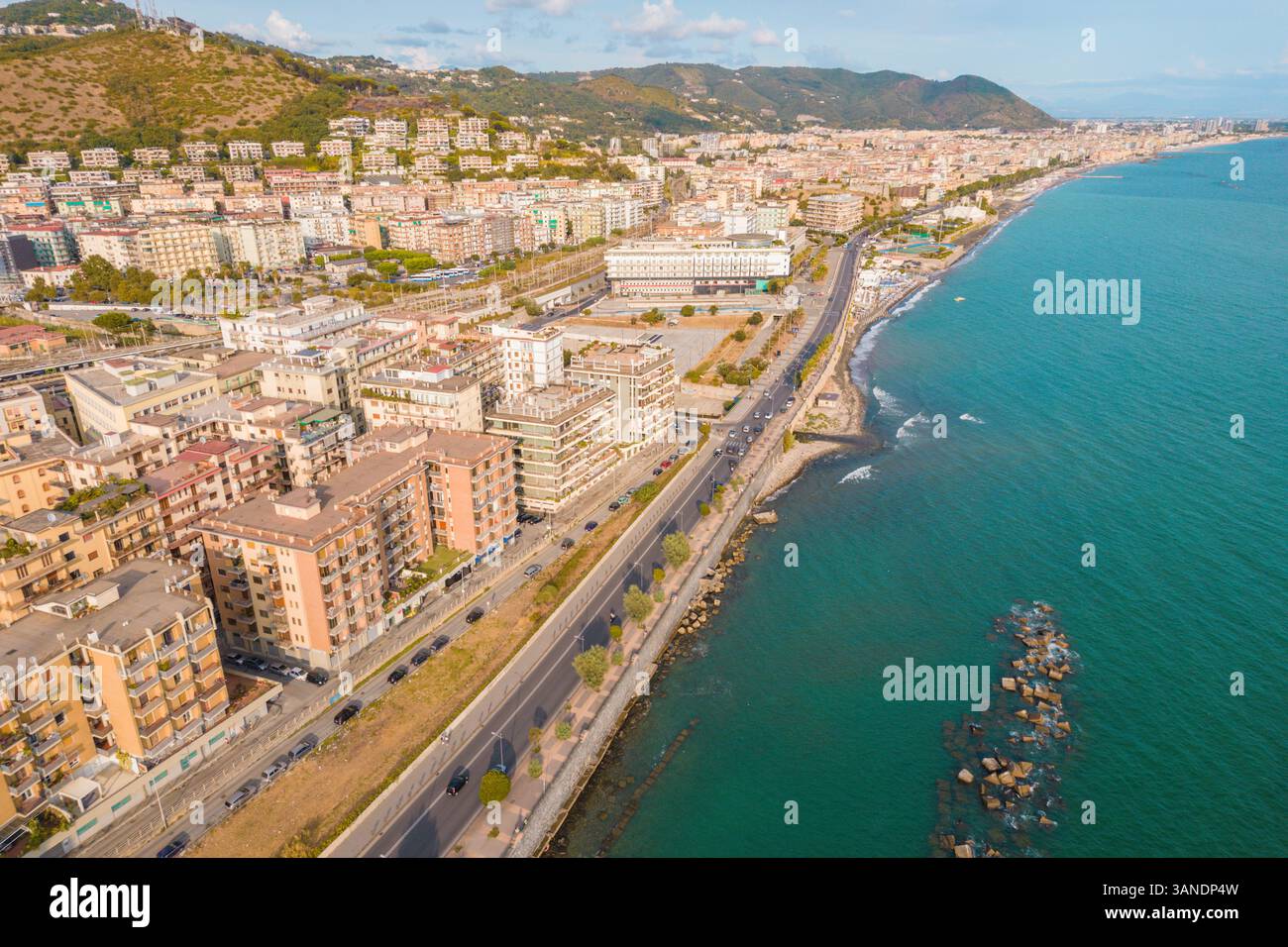 Vue aérienne de la belle ville côtière de Salerne avec son architecture historique et son littoral pittoresque, province de Salerne, Italie. Banque D'Images