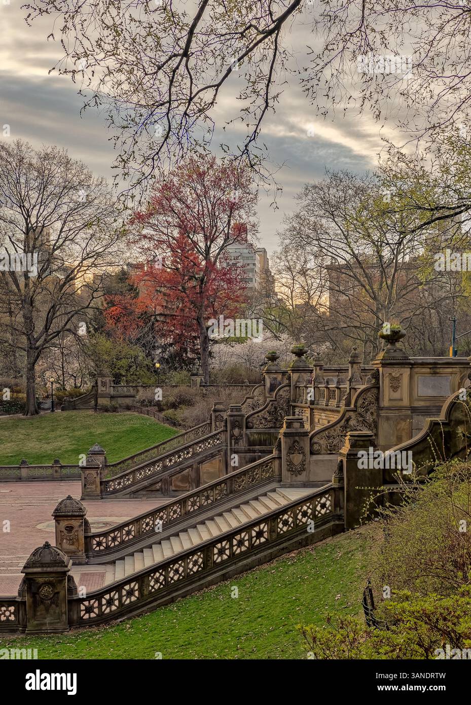 Bethesda Terrace et fontaine sont deux éléments architecturaux surplombant le lac à New York City's Central Park. Banque D'Images