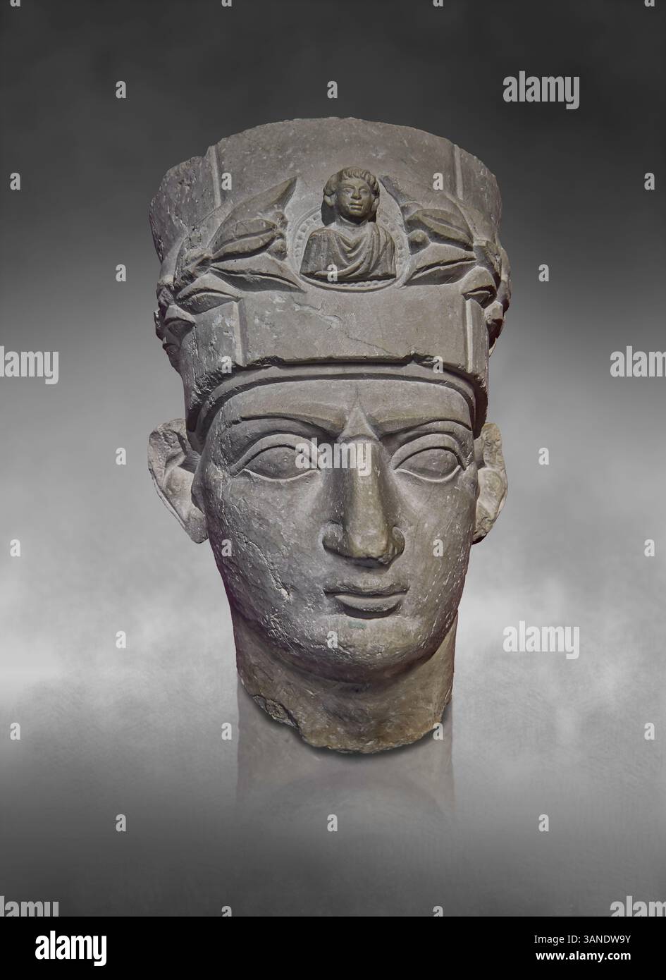 Mémorial romain en pierre relief buste portrait d'un prêtre d'un sarcophage d'un cimetière romain de Palmyran, 2ème cent AD, Palmyre historique, Syrie. Vatican Banque D'Images