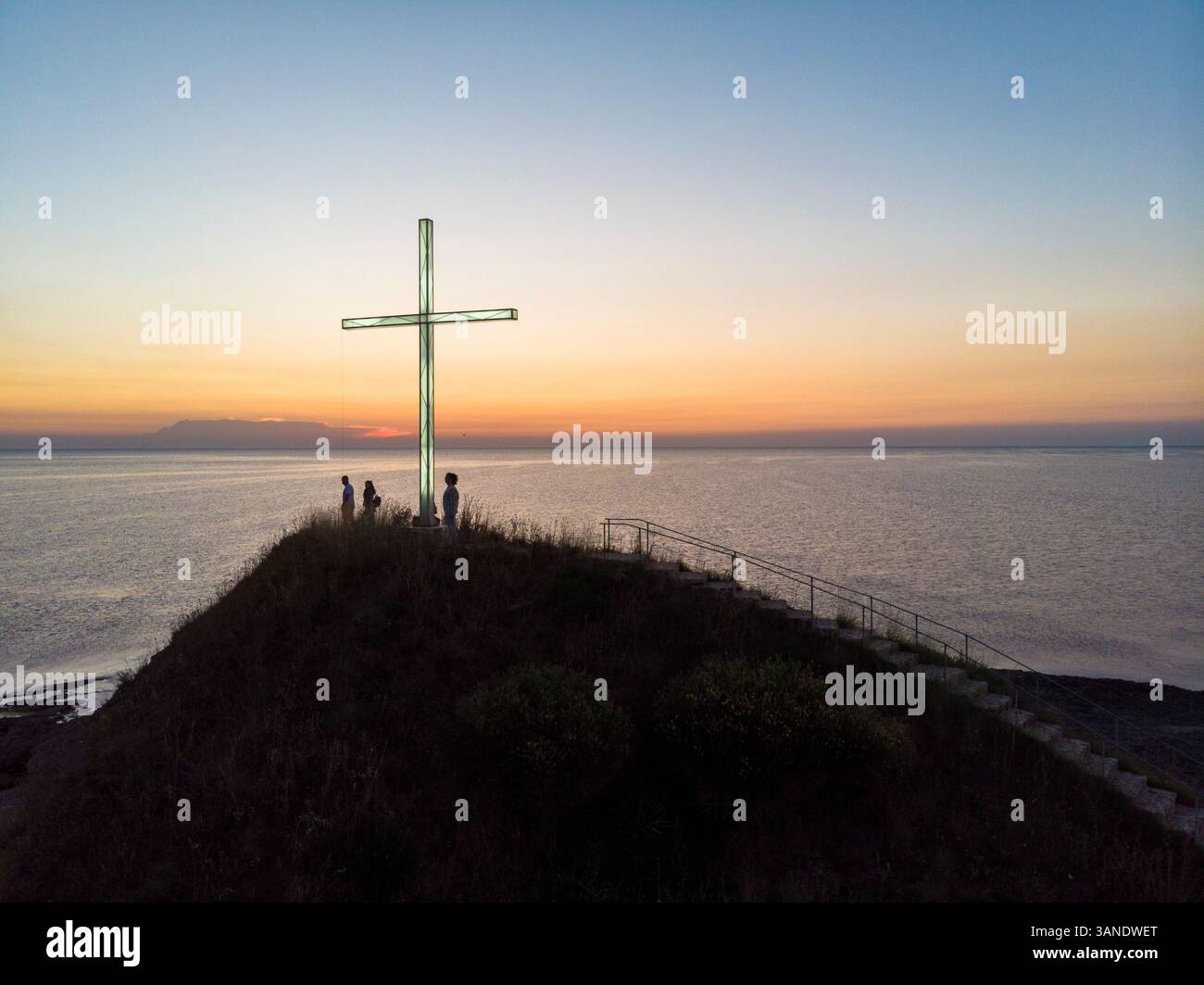 Vue aérienne de la colline avec Big Cross et les gens qui attendent le lever du soleil, Lozenets, Bulgarie. Banque D'Images