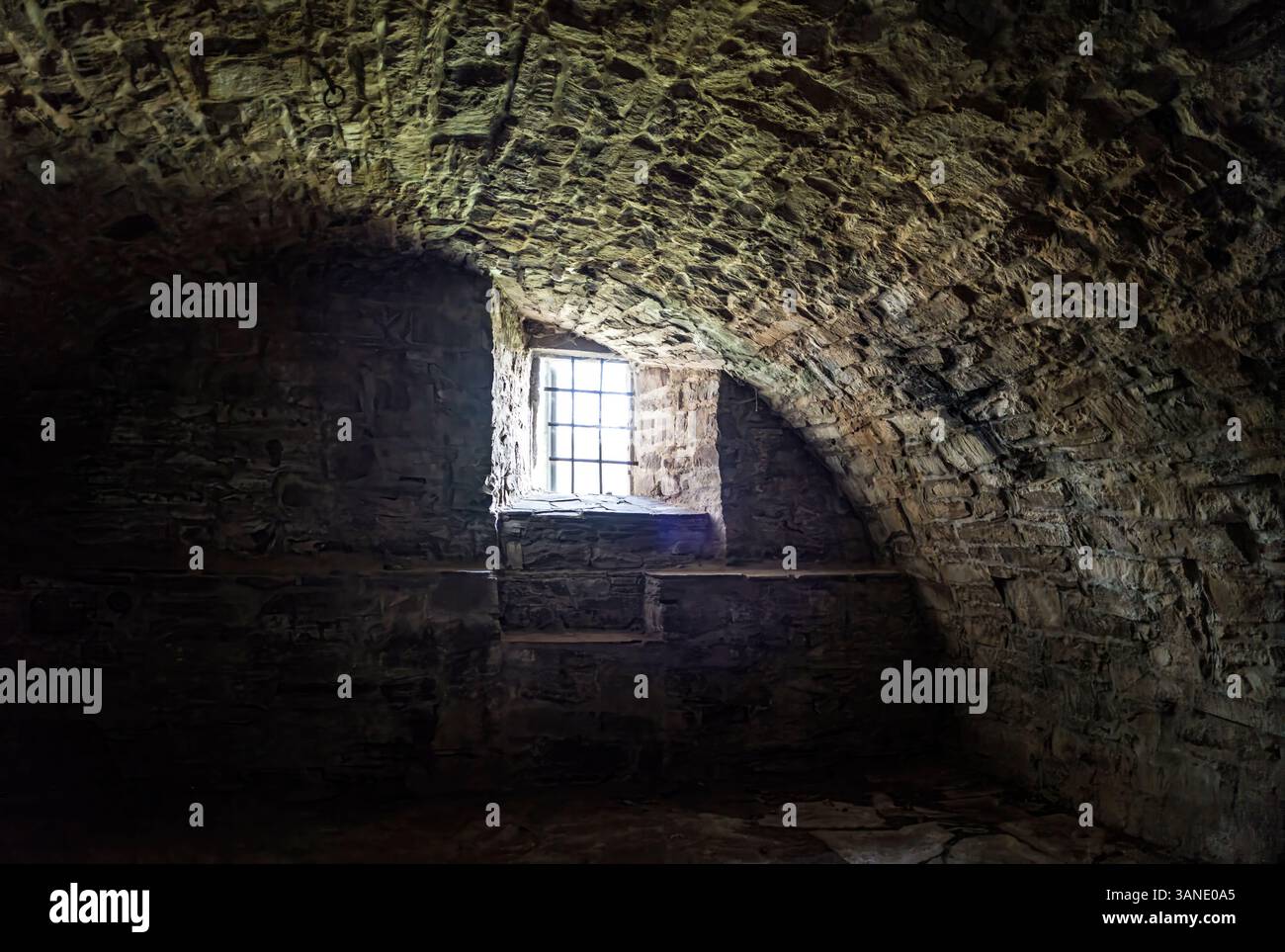 Une fenêtre barrée dans une cave, château de Wülmersen douves, Hesse, Allemagne, Europe Banque D'Images