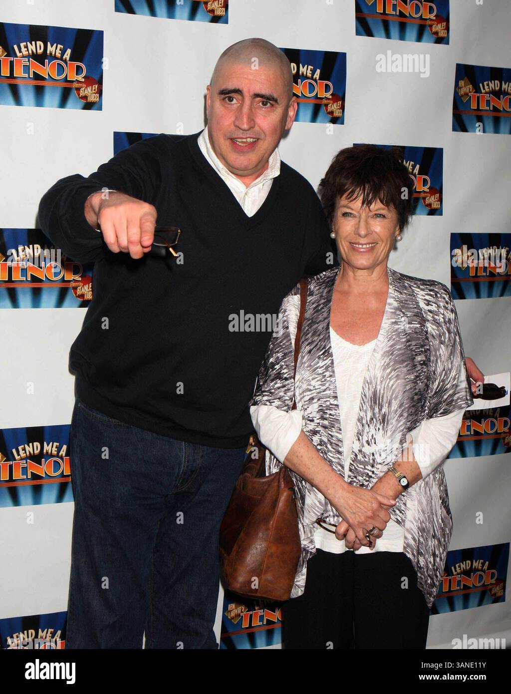 04 avril 2010 - New York, New York, États-Unis - ALFRED Molina et son épouse JILL GASCOINE arrivent à la représentation de ''Lend me A Tenor'' au Music Box Theatre de New York le 04-04-2010. 2010..K64917HMc.(crédit image : © Henry McGee/Globe photos/ZUMApress.com) Banque D'Images