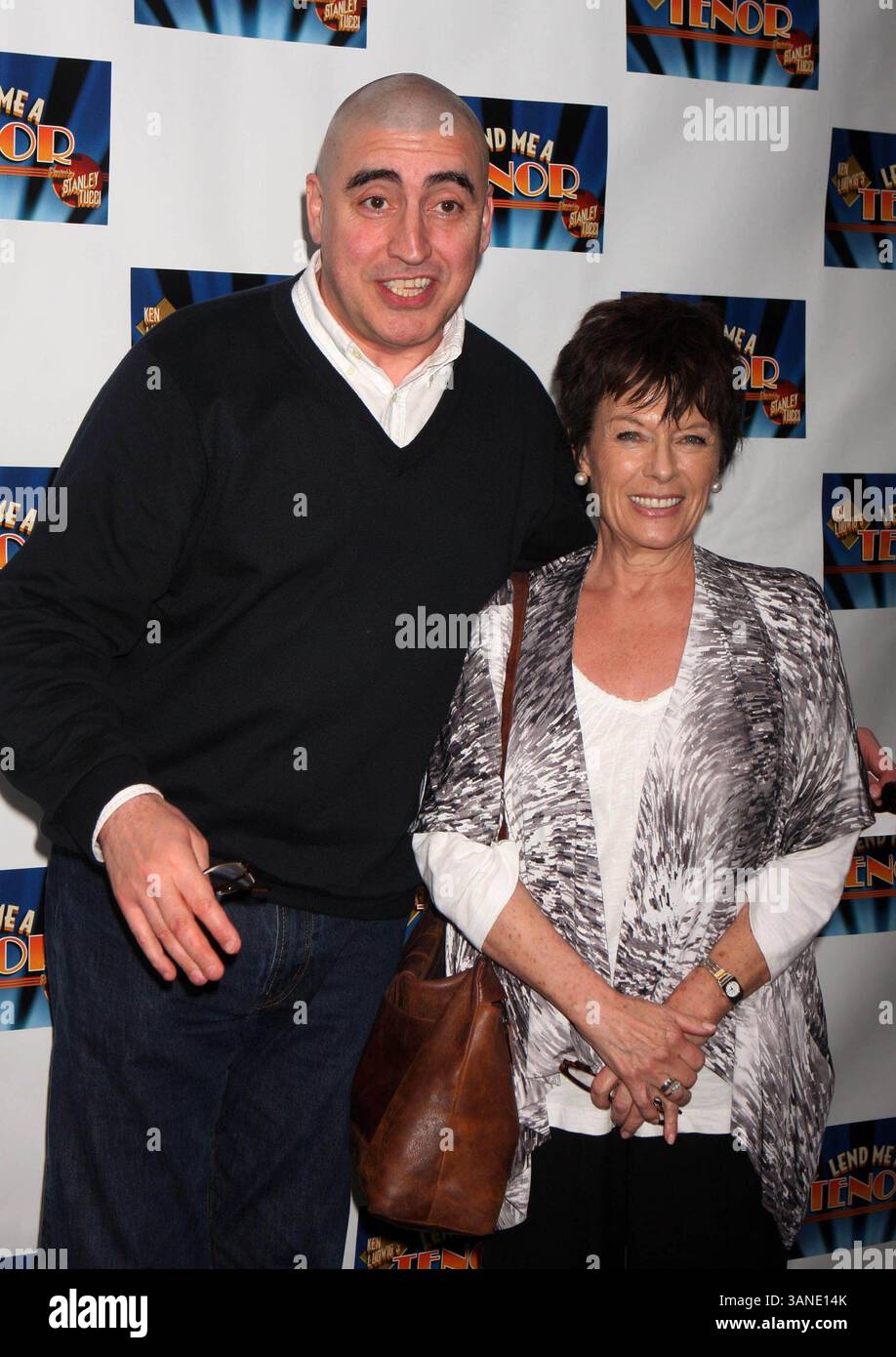 04 avril 2010 - New York, New York, États-Unis - ALFRED Molina et son épouse JILL GASCOINE arrivent à la représentation de ''Lend me A Tenor'' au Music Box Theatre de New York le 04-04-2010. 2010..K64917HMc.(crédit image : © Henry McGee/Globe photos/ZUMApress.com) Banque D'Images