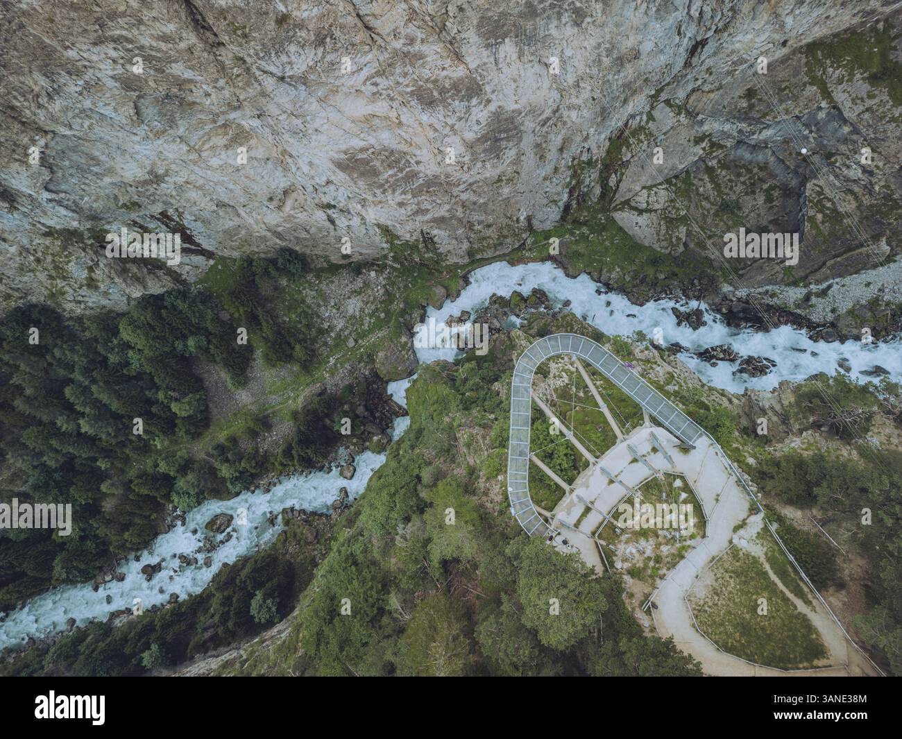 Vue aérienne de la belle Orrido di Pre-Saint-Didier avec une rivière, des falaises accidentées et des forêts luxuriantes, pré-Saint-Didier, Italie. Banque D'Images