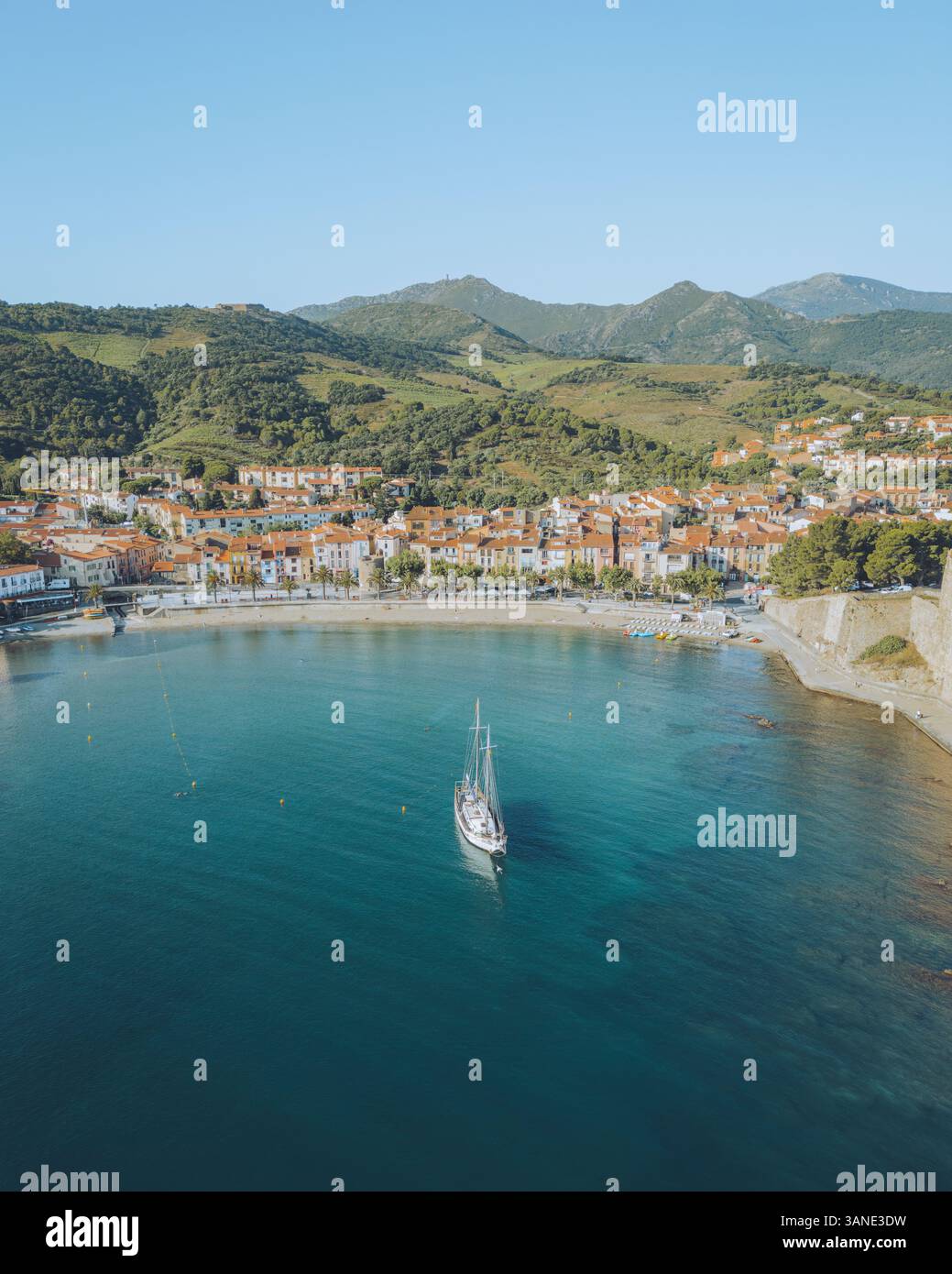 Vue aérienne du port de Collioure avec yachts et une belle plage, Collioure, France. Banque D'Images