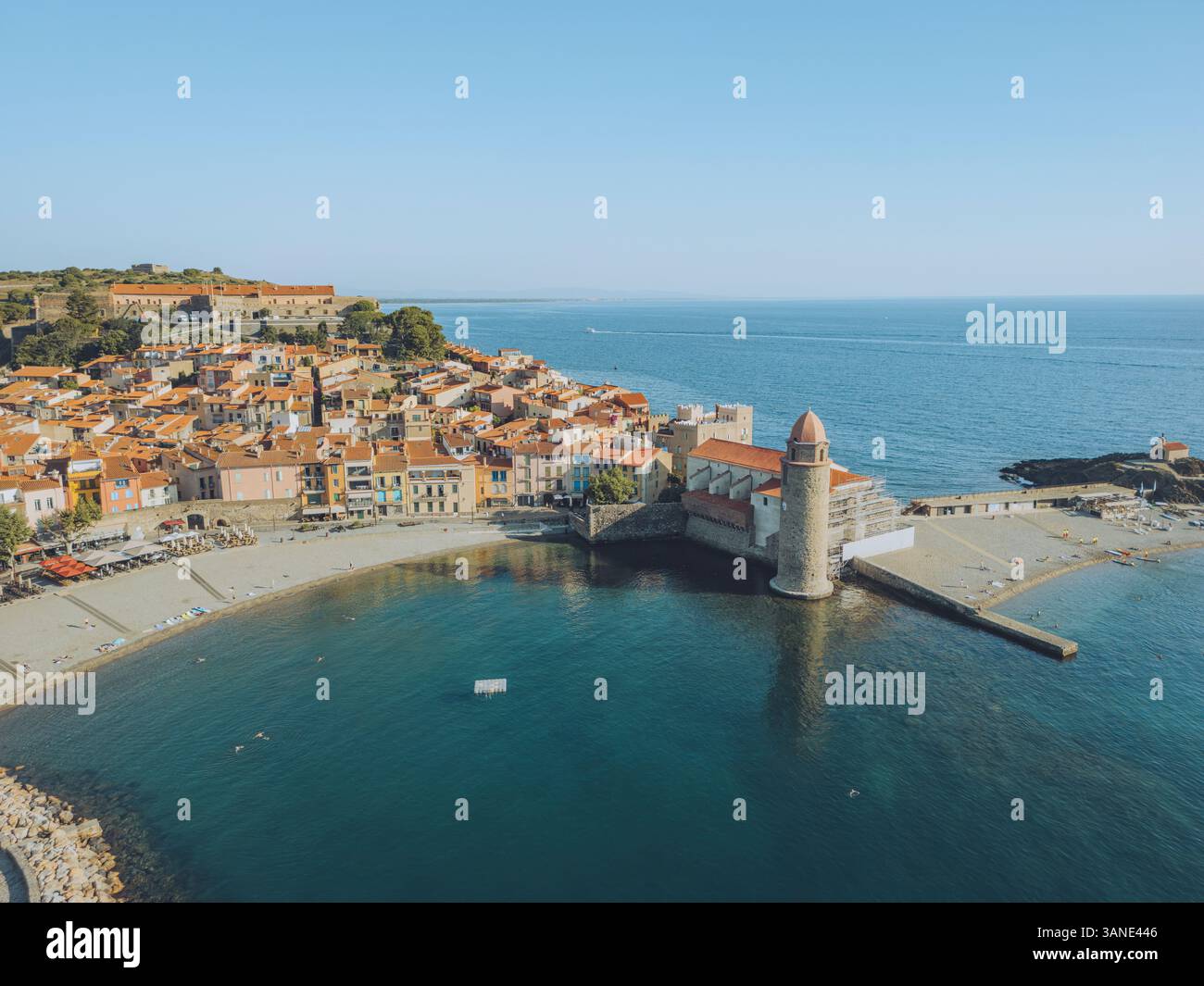 Vue aérienne du port de Collioure avec belle architecture médiévale et mer turquoise, Collioure, France. Banque D'Images