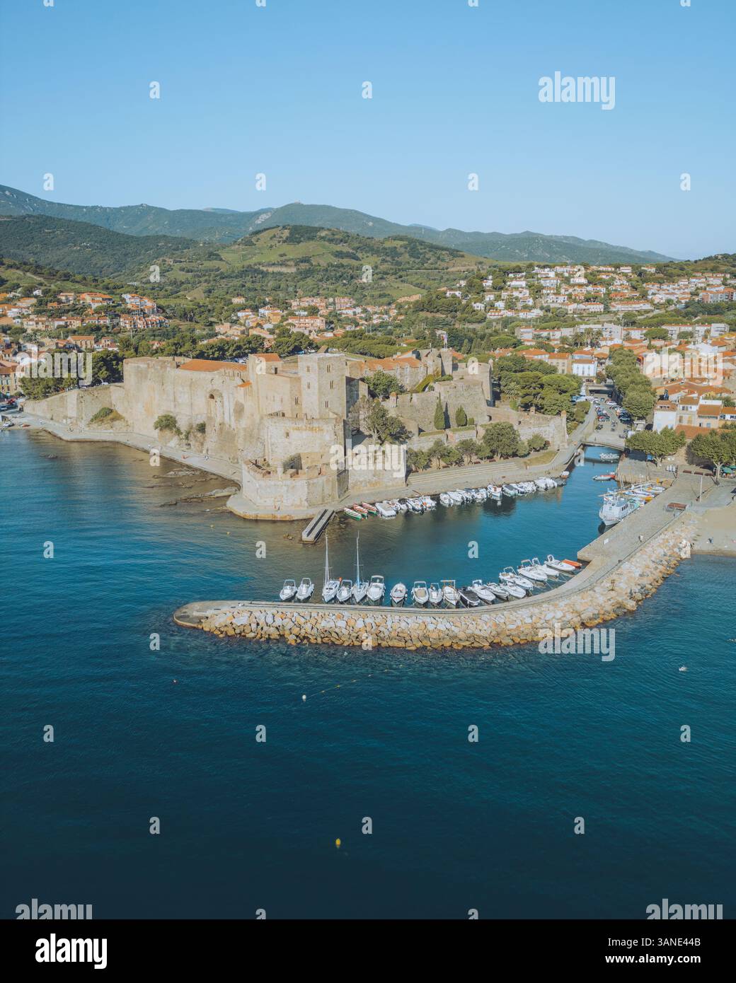 Vue aérienne du port de Collioure avec Château royal de Collioure et magnifique paysage côtier, Collioure, France. Banque D'Images
