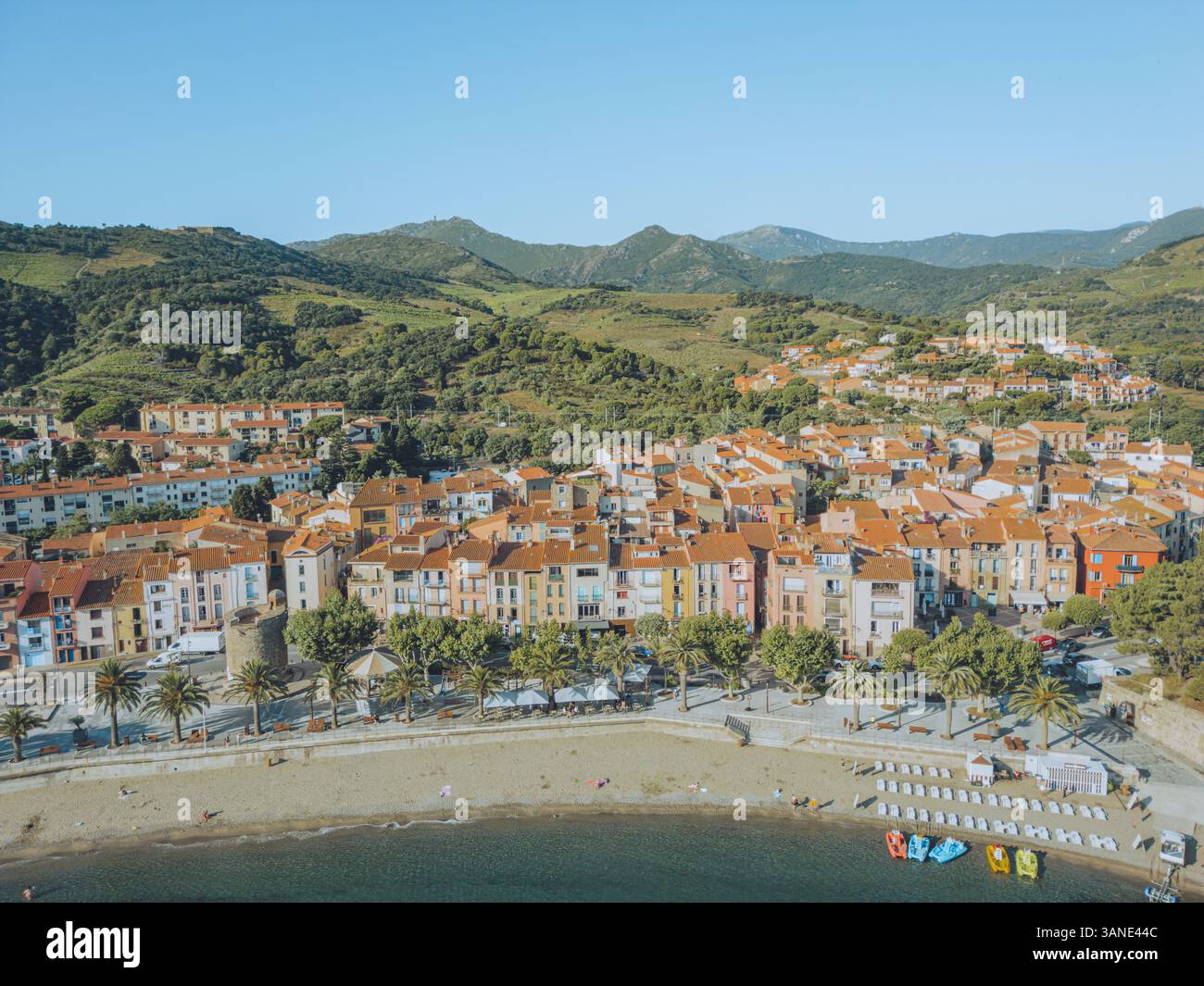 Vue aérienne des toits colorés et des bâtiments historiques par le front de mer animé du port de Collioure, Pyrénées-Orientales, France. Banque D'Images
