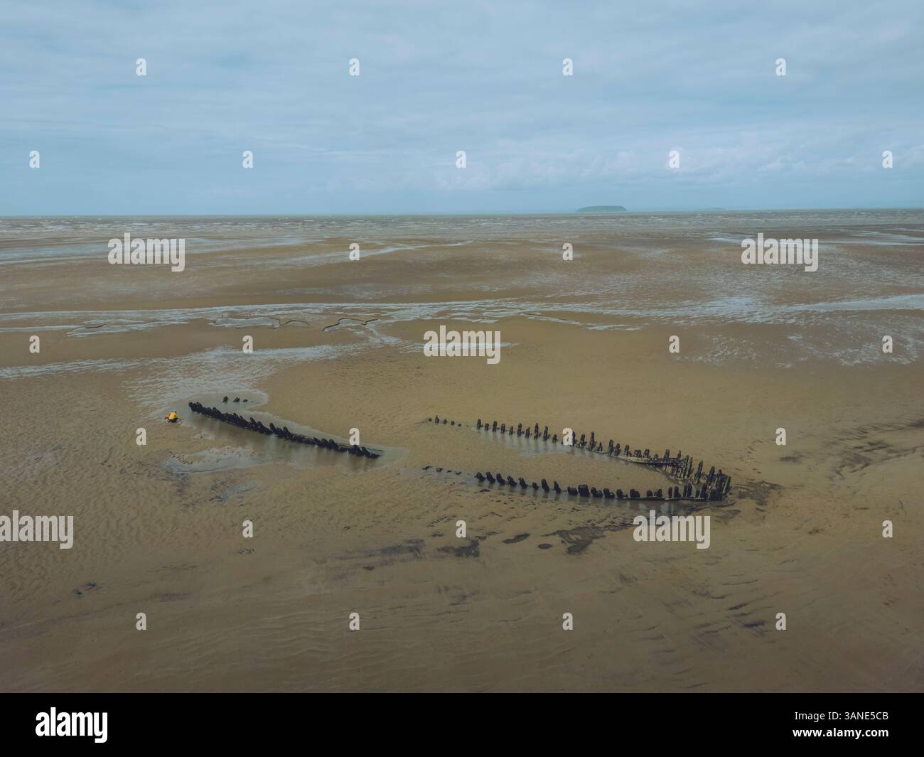 Vue aérienne de plage de sable avec épave du SS Nornen, Berrow, Burnham-on-Sea, Angleterre. Banque D'Images