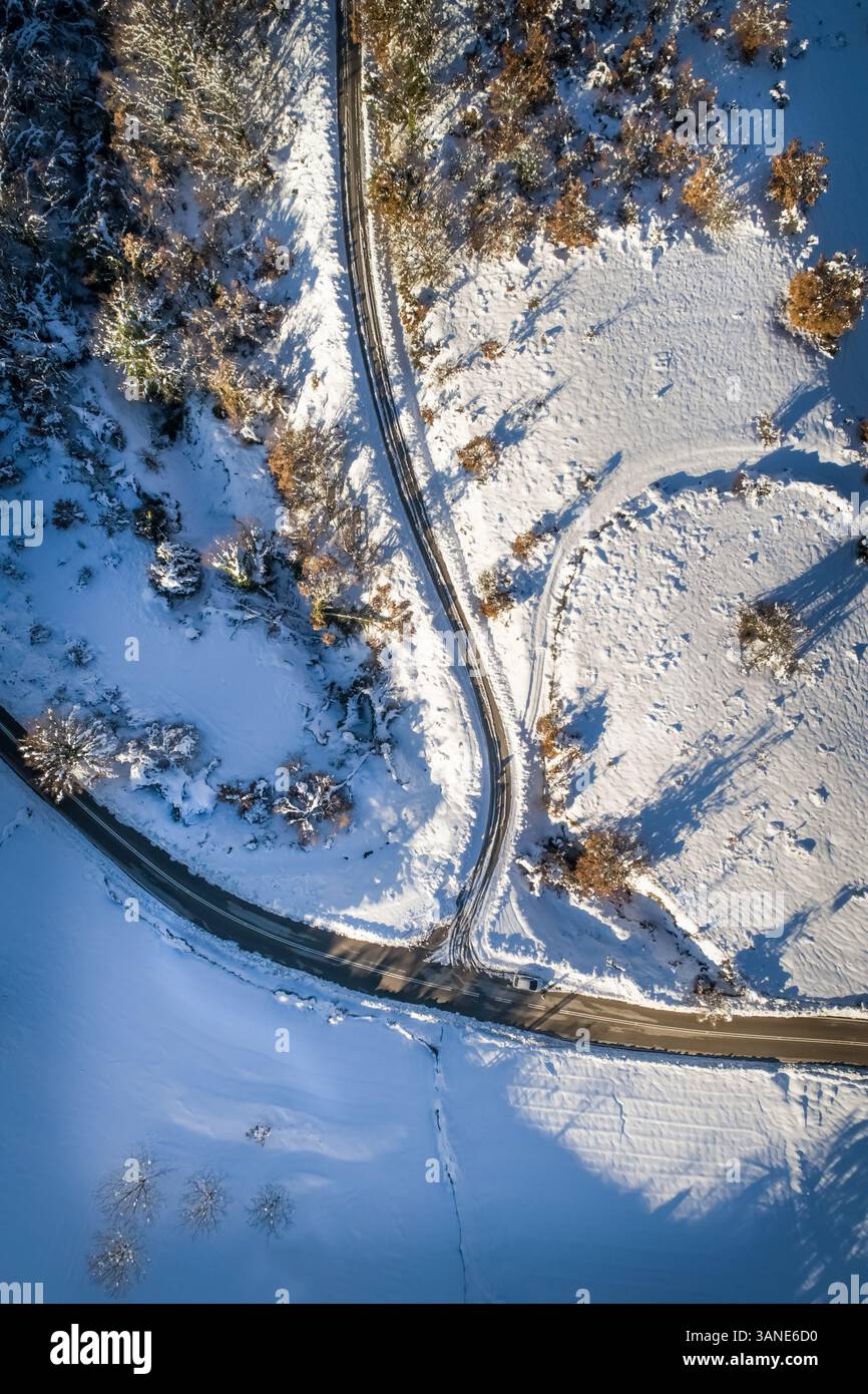 Vue aérienne d'une route d'intersection vide pendant l'hiver. Banque D'Images