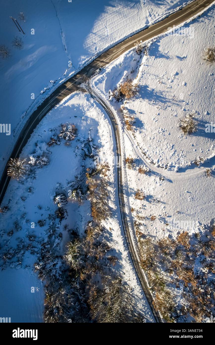 Vue aérienne d'une route d'intersection vide pendant l'hiver. Banque D'Images