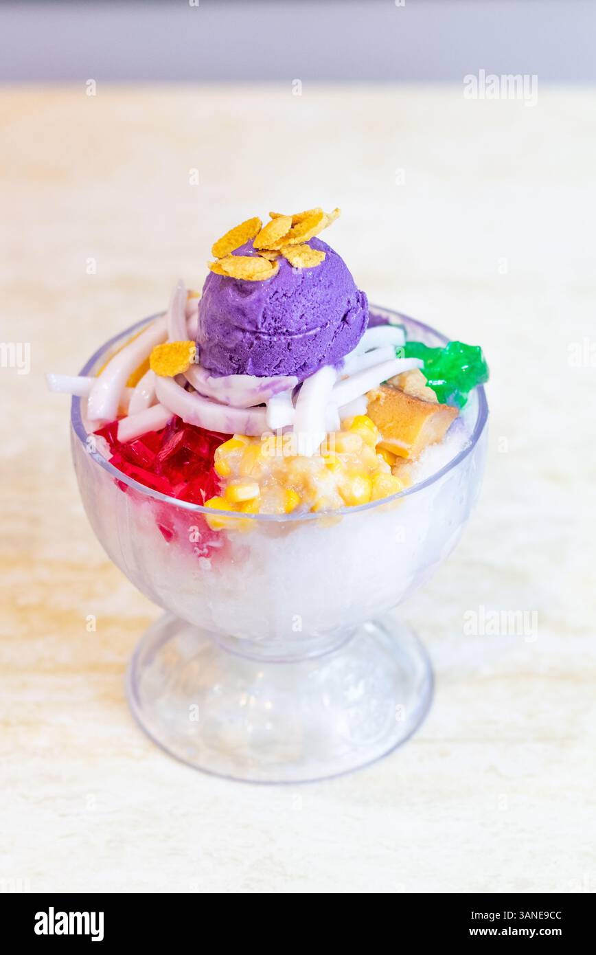 Un bol de halo-halo garni de crème glacée servi à Cebu City, aux Philippines, une collation rafraîchissante et colorée parfaite pour les chauds mois d'été Banque D'Images Un bol de halo-halo garni de crème glacée servi à Cebu City, aux Philippines, une collation rafraîchissante et colorée parfaite pour les chauds mois d'été Banque D'Images