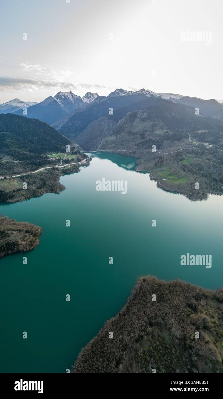 Vue aérienne du beau lac Plastira au coucher du soleil, Grèce Banque D'Images