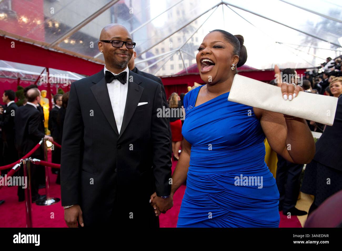 07 mars 2010 - Hollywood, Californie, États-Unis - OSCARS 2010 - MO'NIQUE, nominée aux OSCARS pour la meilleure actrice dans un second rôle pour son travail dans 'Precious : basé sur le roman 'Push' de Sapphire et son mari SYDNEY HICKS arrive à la 82e cérémonie annuelle des Oscars au Kodak Theatre à Hollywood, CA, dimanche. (Crédit image : © Richard Harbaugh/AMPAS/ZUMApress.com) Banque D'Images