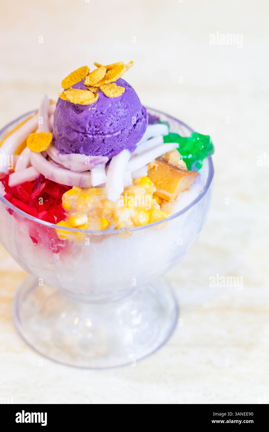 Un bol de halo-halo garni de crème glacée servi à Cebu City, aux Philippines, une collation rafraîchissante et colorée parfaite pour les chauds mois d'été Banque D'Images Un bol de halo-halo garni de crème glacée servi à Cebu City, aux Philippines, une collation rafraîchissante et colorée parfaite pour les chauds mois d'été Banque D'Images