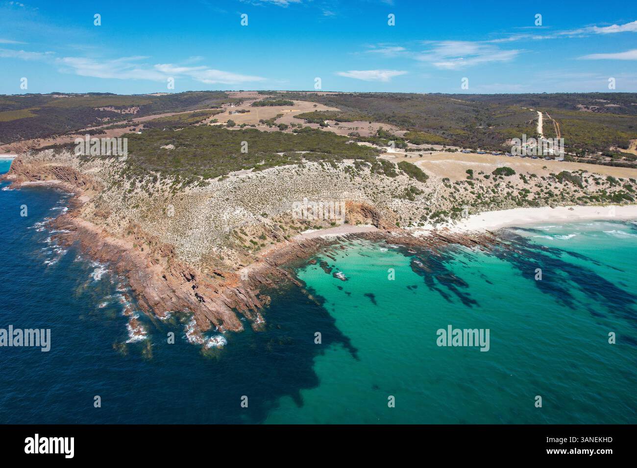 Vue aérienne de la plage sereine de Stokes Bay avec des eaux turquoises et des falaises rocheuses, Stokes Bay, Australie. Banque D'Images