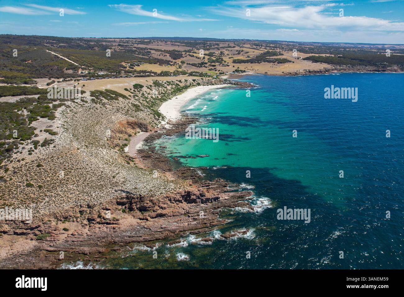 Vue aérienne de Stokes Bay Beach avec eau turquoise et falaises rocheuses, Stokes Bay, Australie. Banque D'Images