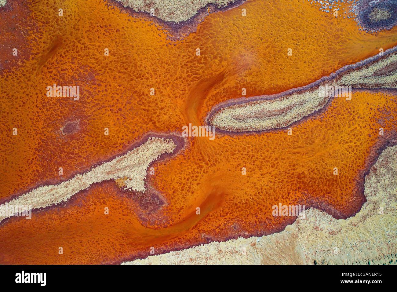 Vue aérienne de motifs abstraits et de textures de la ferme saline Redbank, région de Pilbara, Australie. Banque D'Images