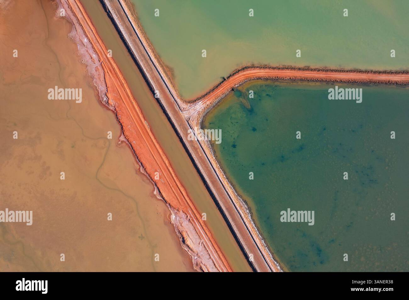 Vue aérienne de motifs abstraits dans la ferme saline de Redbank, région de Pilbara, Australie. Banque D'Images