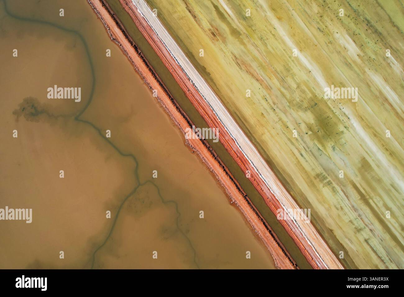 Vue aérienne de motifs abstraits et de textures de la ferme saline Redbank, région de Pilbara, Australie. Banque D'Images