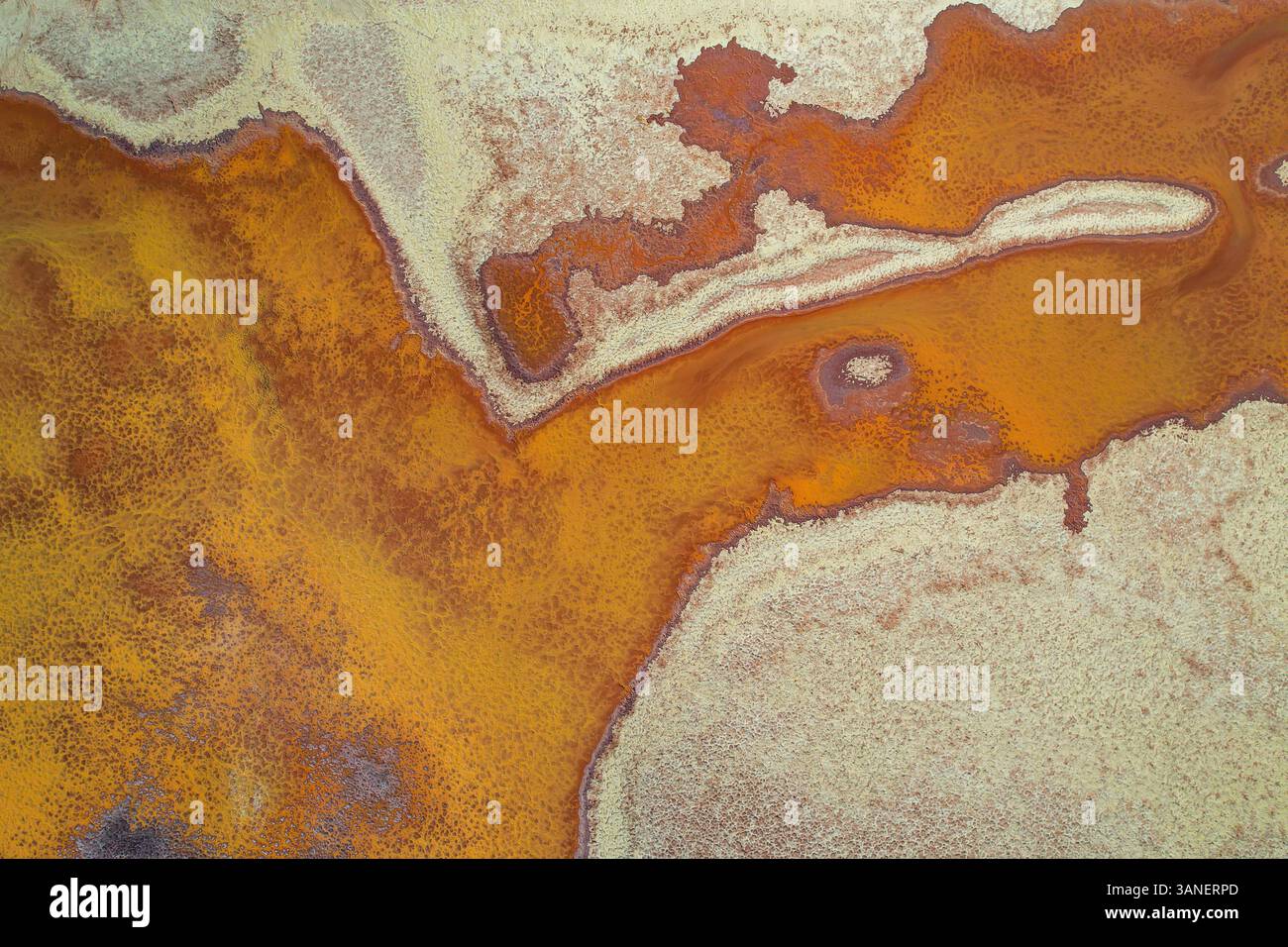 Vue aérienne de motifs abstraits et de textures de la ferme saline Redbank, région de Pilbara, Australie. Banque D'Images