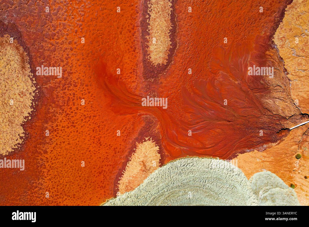 Vue aérienne de motifs abstraits dans la ferme saline de Redbank, région de Pilbara, Australie. Banque D'Images