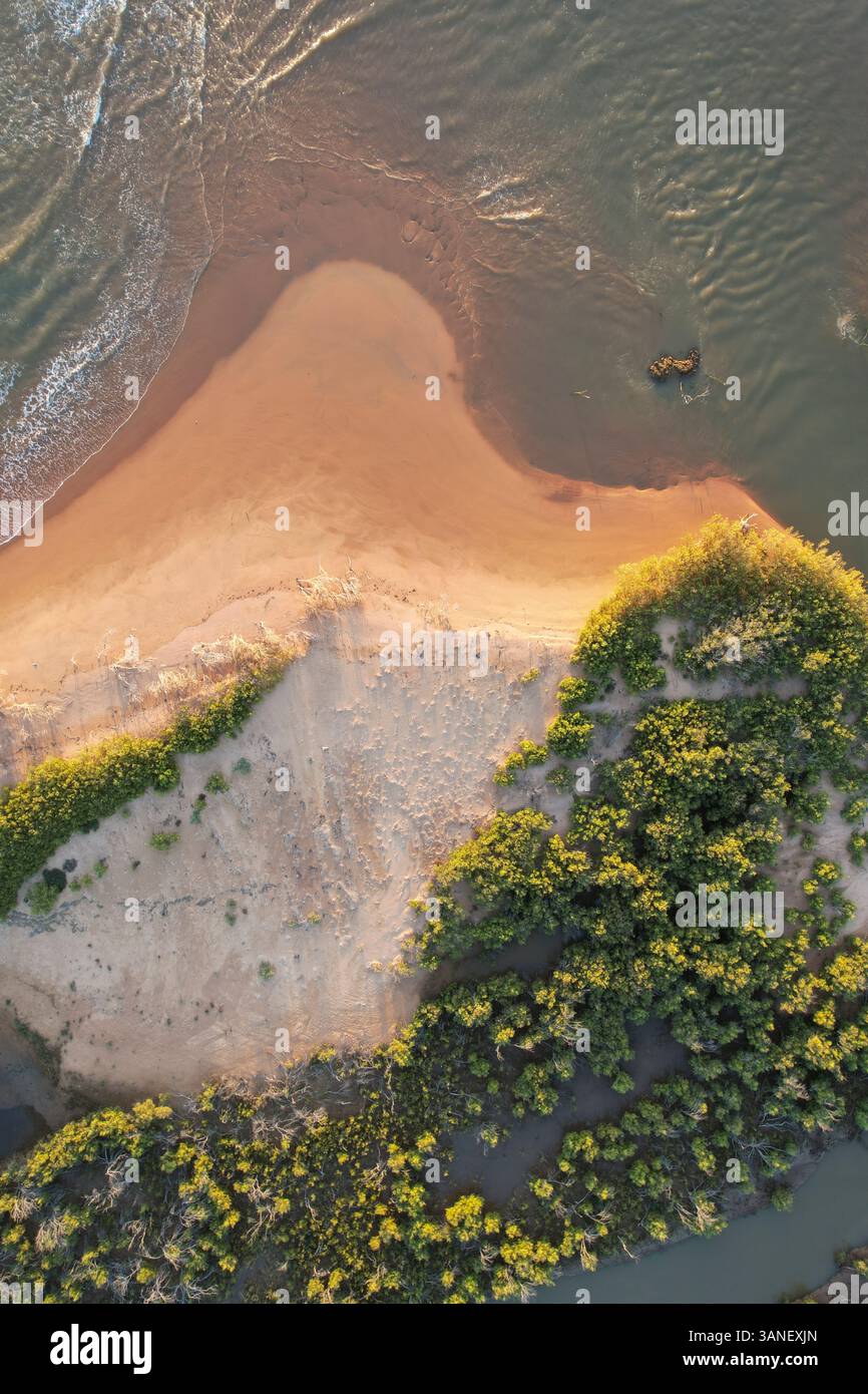 Vue aérienne de la magnifique côte et de la rivière Gascoyne immaculée avec végétation sereine et sable, réserve naturelle One Tree point, région de Gascoyne, Australie. Banque D'Images