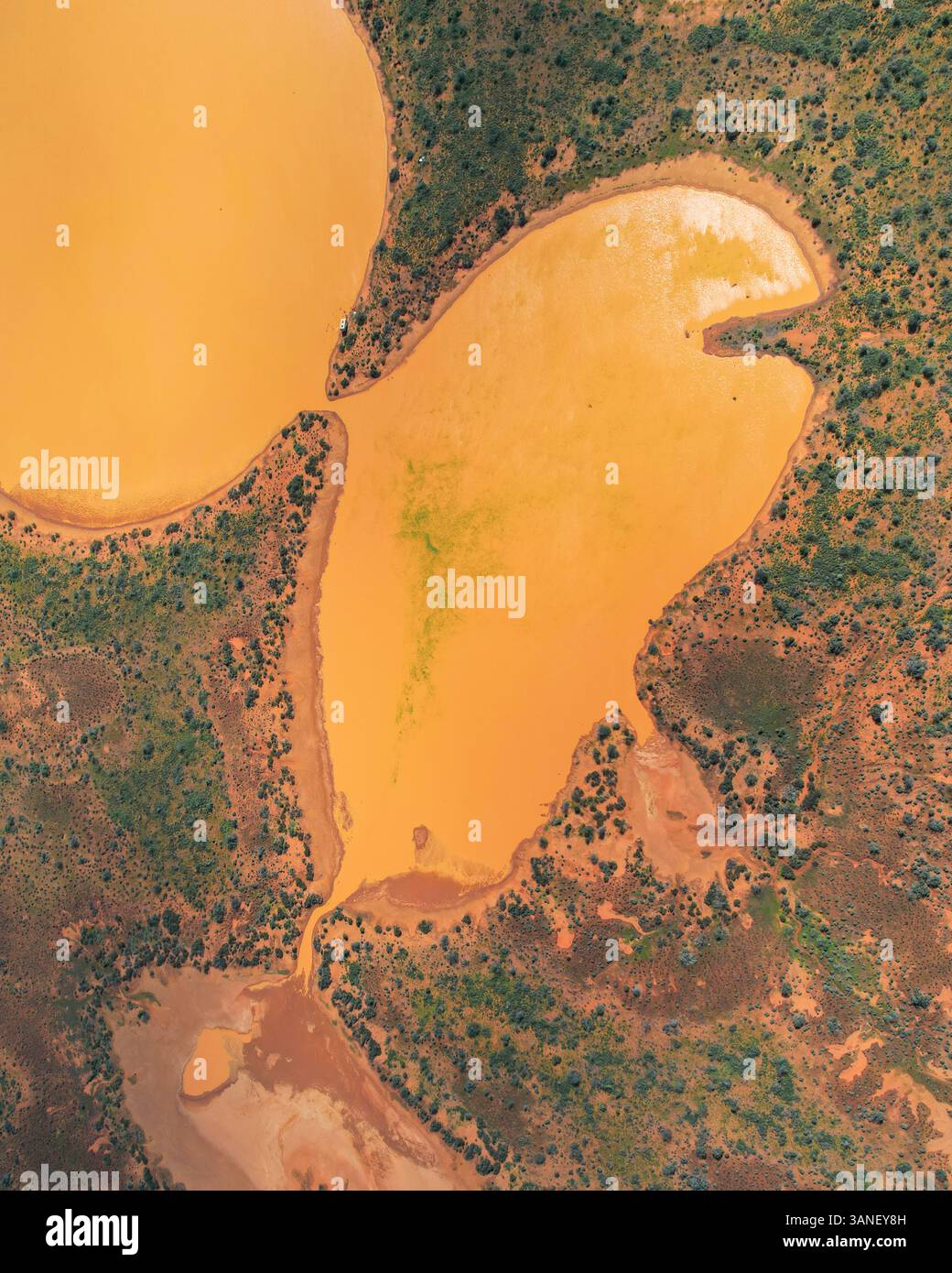 Vue aérienne de lacs semi-secs avec de beaux motifs dans un paysage tranquille, MacLeod, Australie. Banque D'Images