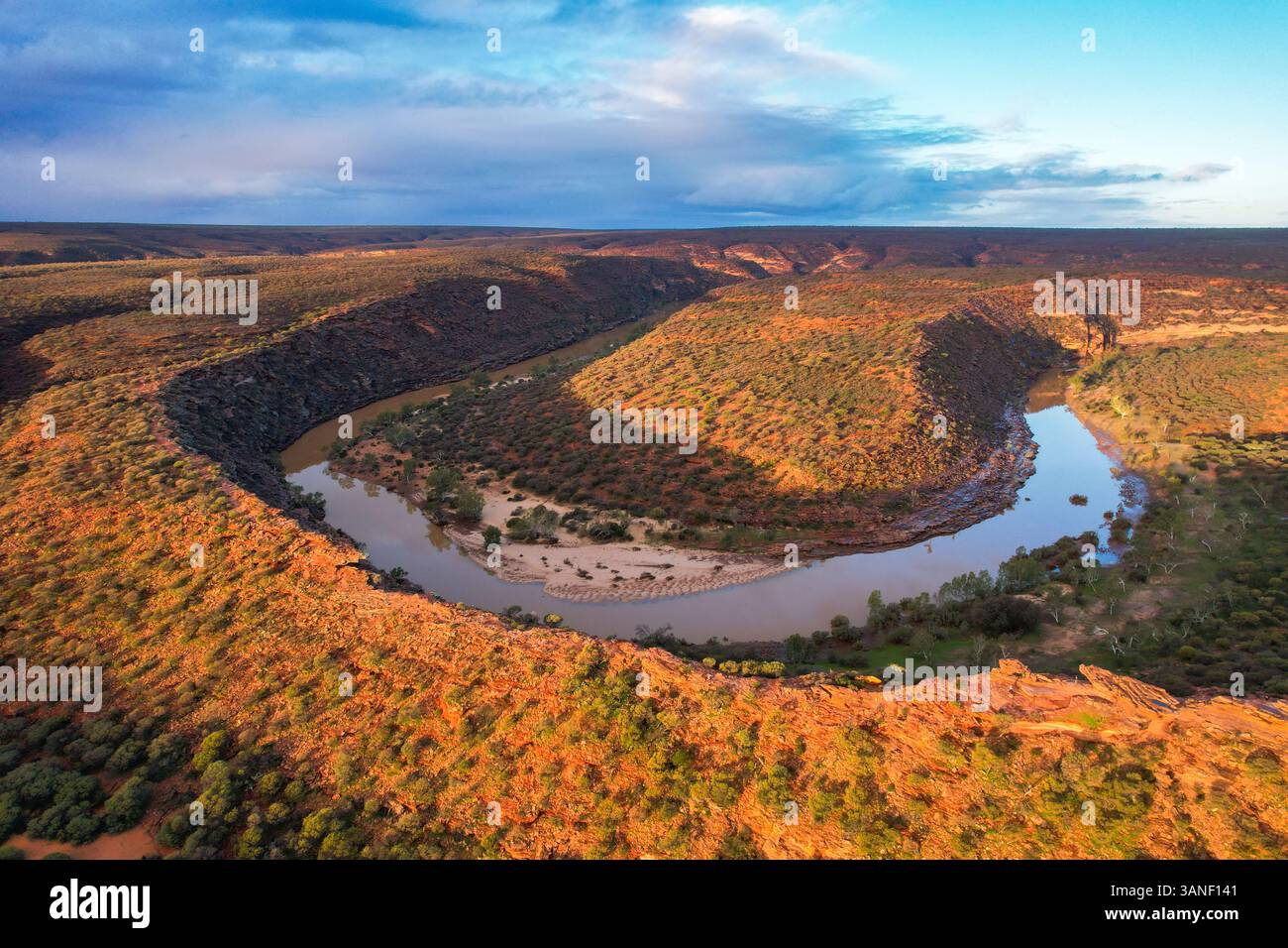 Vue aérienne du fleuve Murchison serpentant à travers des canyons escarpés et des formations rocheuses, parc national de Kalbarri, Australie occidentale. Banque D'Images