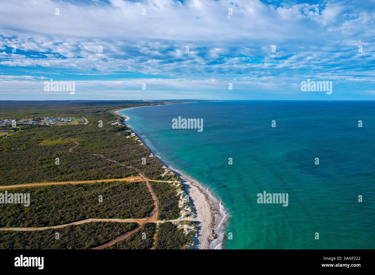 Vue aérienne de la magnifique plage de cerfs-volants avec littoral sablonneux et océan tranquille, parc marin de Jurien Bay, Australie occidentale. Banque D'Images