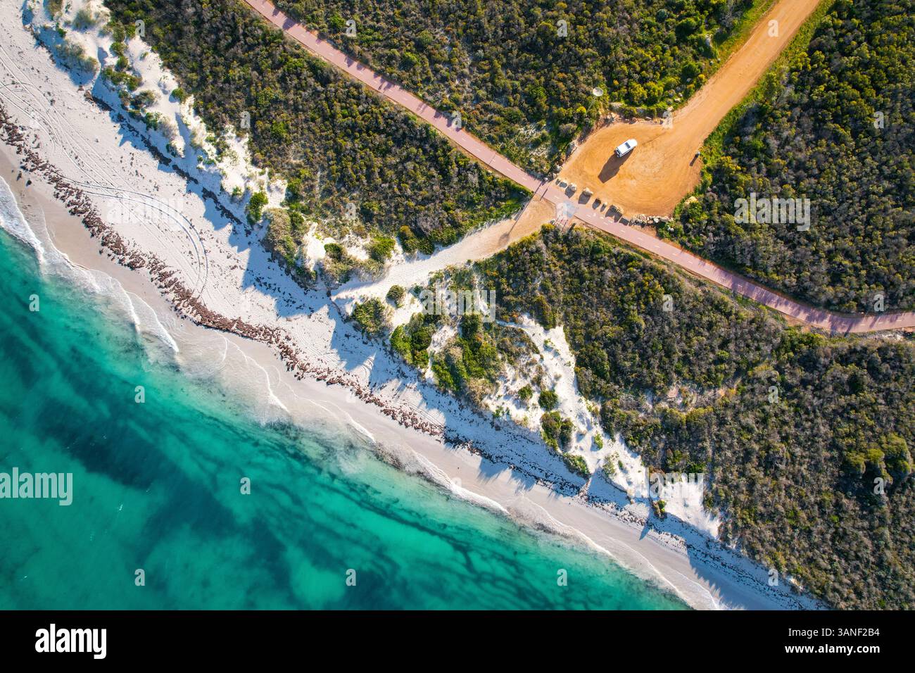 Vue aérienne de la magnifique plage de cerfs-volants avec littoral immaculé et océan turquoise, parc marin de Jurien Bay, Australie occidentale. Banque D'Images
