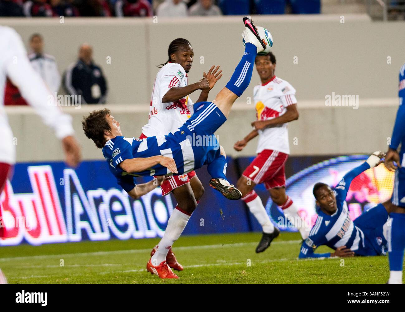 17 avril 2010 : Zach Loyd (19 ans) de Dallas fait une tentative de coup de pied lors d'un match en MLS entre les Red Bulls de New York et le FC Dallas au Red Bull Arena de Harrison, New Jeresy. Les Red Bulls de New York sont venus de derrière en deuxième mi-temps pour battre le FC Dallas 2-1 (crédit image : © Duncan Williams/Cal Sport Media/ZUMApress.com) Banque D'Images