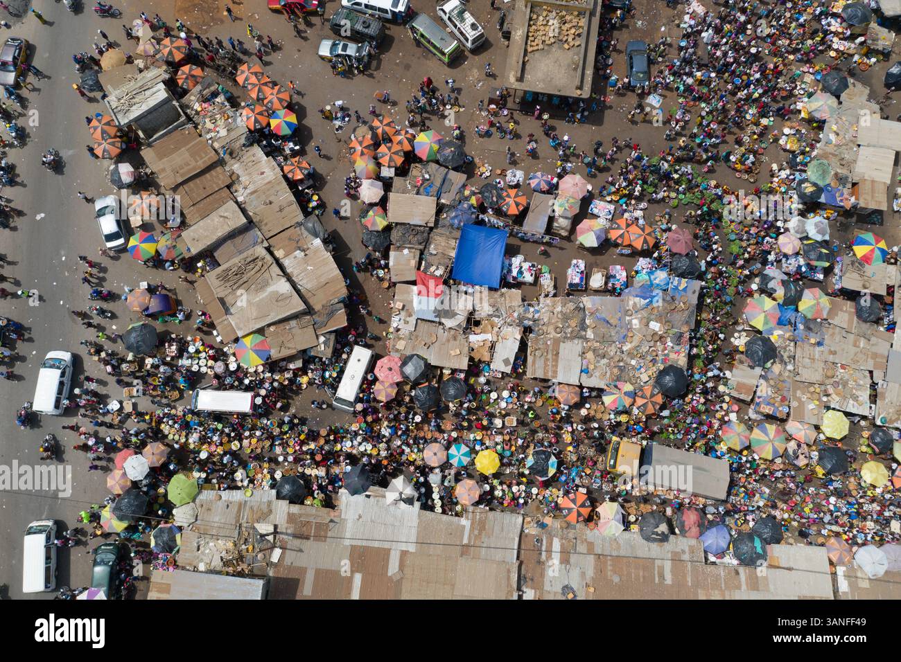 Vue aérienne de gens dans un marché communautaire à Waterloo, Sierra Leone Banque D'Images