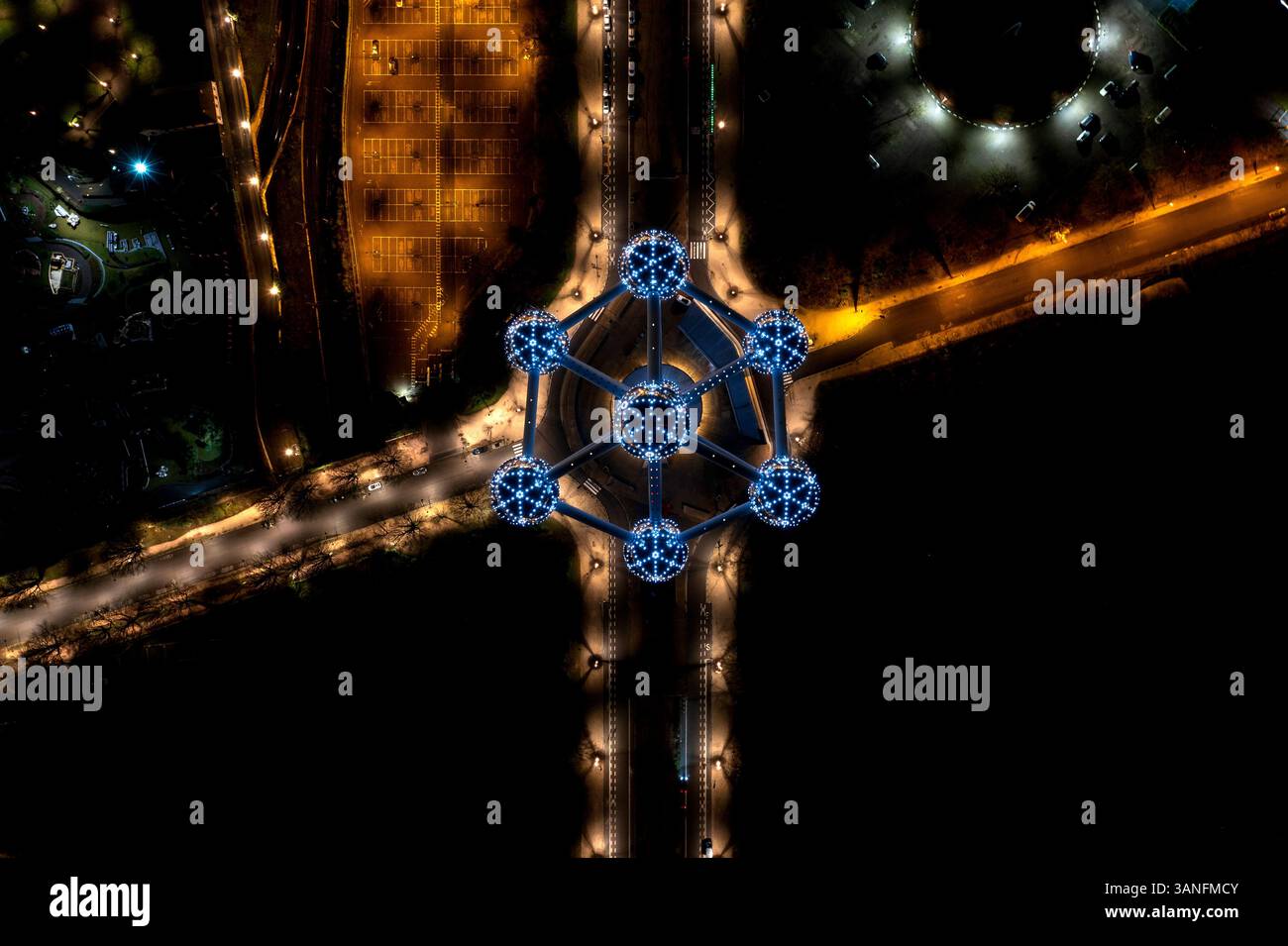 Vue aérienne de dessus de l'Atomium de Bruxelles pendant la nuit, Bruxelles, Belgique. Banque D'Images