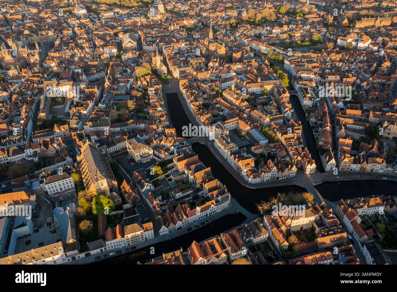 Vue aérienne du canal pittoresque avec de charmants bâtiments et flèches, Bruges, Belgique. Banque D'Images