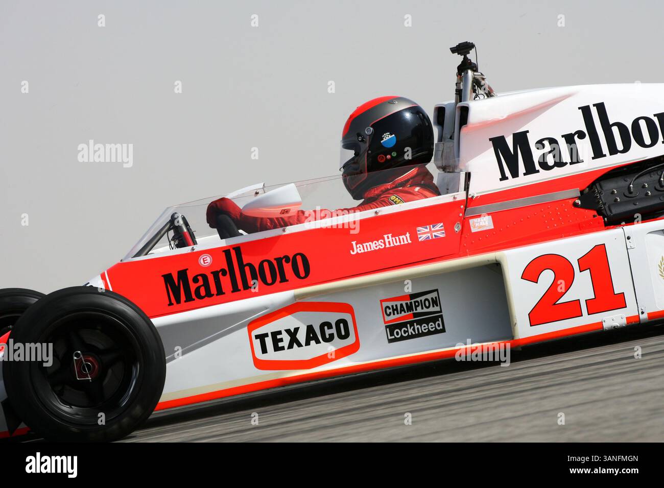 12 mars 2010 - Sakhir, Bahreïn - 12 mars 2010 - Sakhir, Bahreïn - Rich Hall dans la McLaren M23 de James Hunt (GBR)...Championnat du monde de formule 1, Rd 1, Grand Prix de Bahreïn, Journée de qualification, circuit International de Bahreïn, Sakhir, Bahreïn, samedi 13 mars 2010. (Crédit : © Sutton Motorsports/ZUMApress.com) Banque D'Images