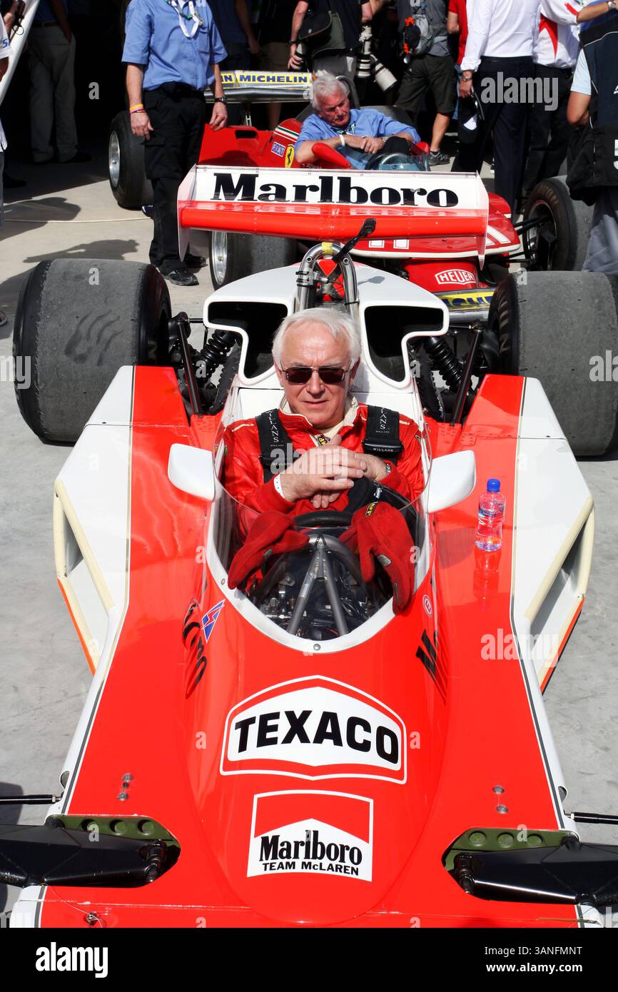 13 mars 2010 - Sakhir, Bahreïn - salle riche dans la McLaren M23 1976 de Jake Humphrey (GBR) BBC Television présentateur...Championnat du monde de formule 1, Rd 1, Grand Prix de Bahreïn, Journée de qualification, circuit international de Bahreïn. (Crédit : © Sutton Motorsports/ZUMApress.com) Banque D'Images