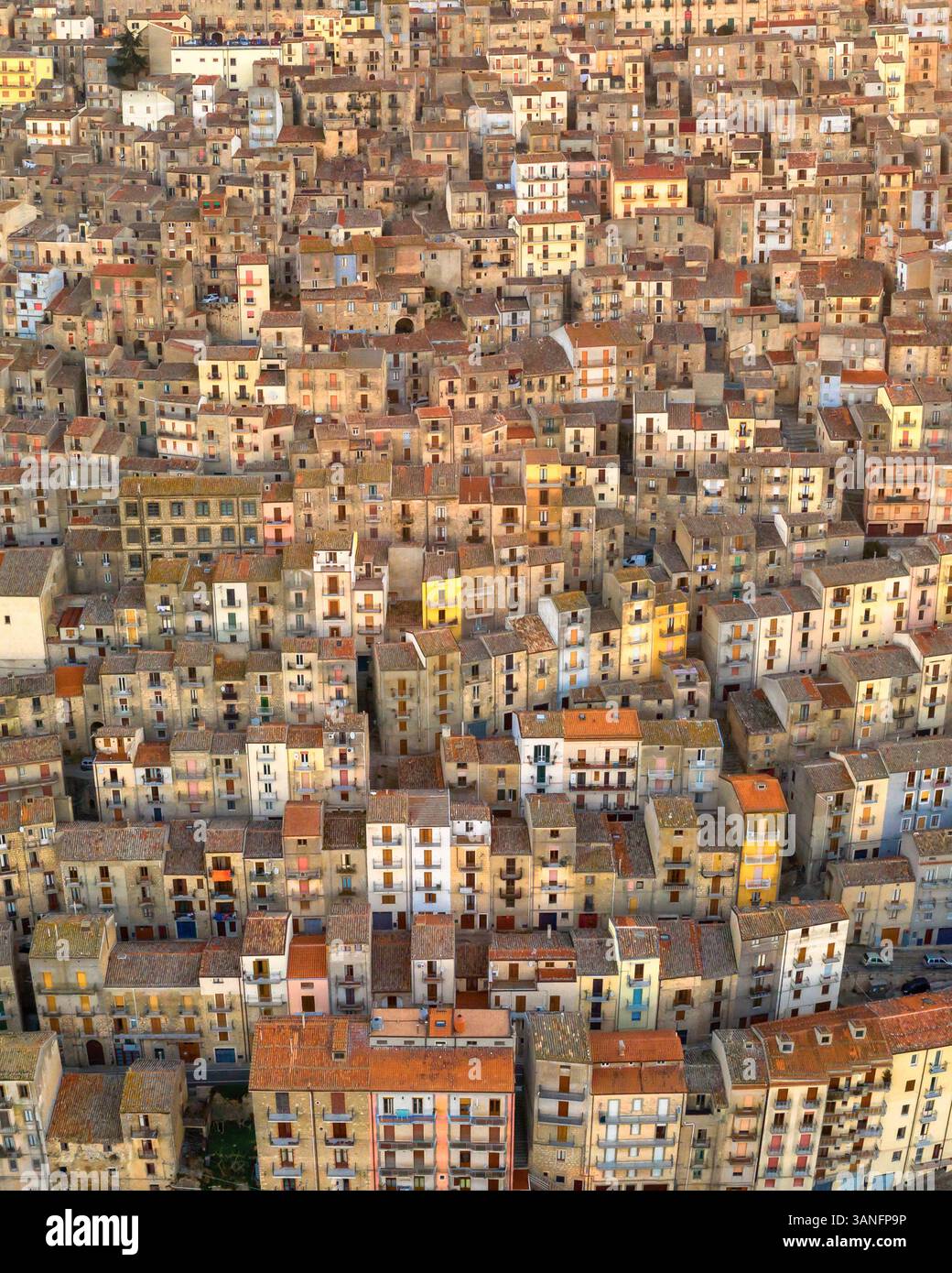 Vue aérienne de la vieille ville pittoresque avec de charmantes maisons Gangi, Palerme, Italie. Banque D'Images