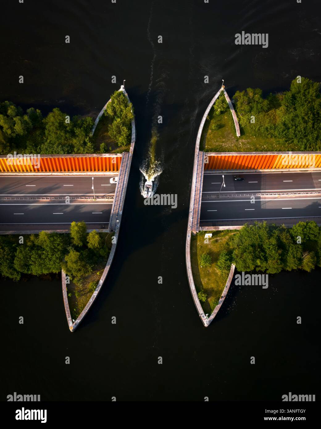 Vue aérienne du magnifique aqueduc traversant le serein lac Veluwemeer avec des bateaux et une autoroute, Harderwijk, pays-Bas. Banque D'Images