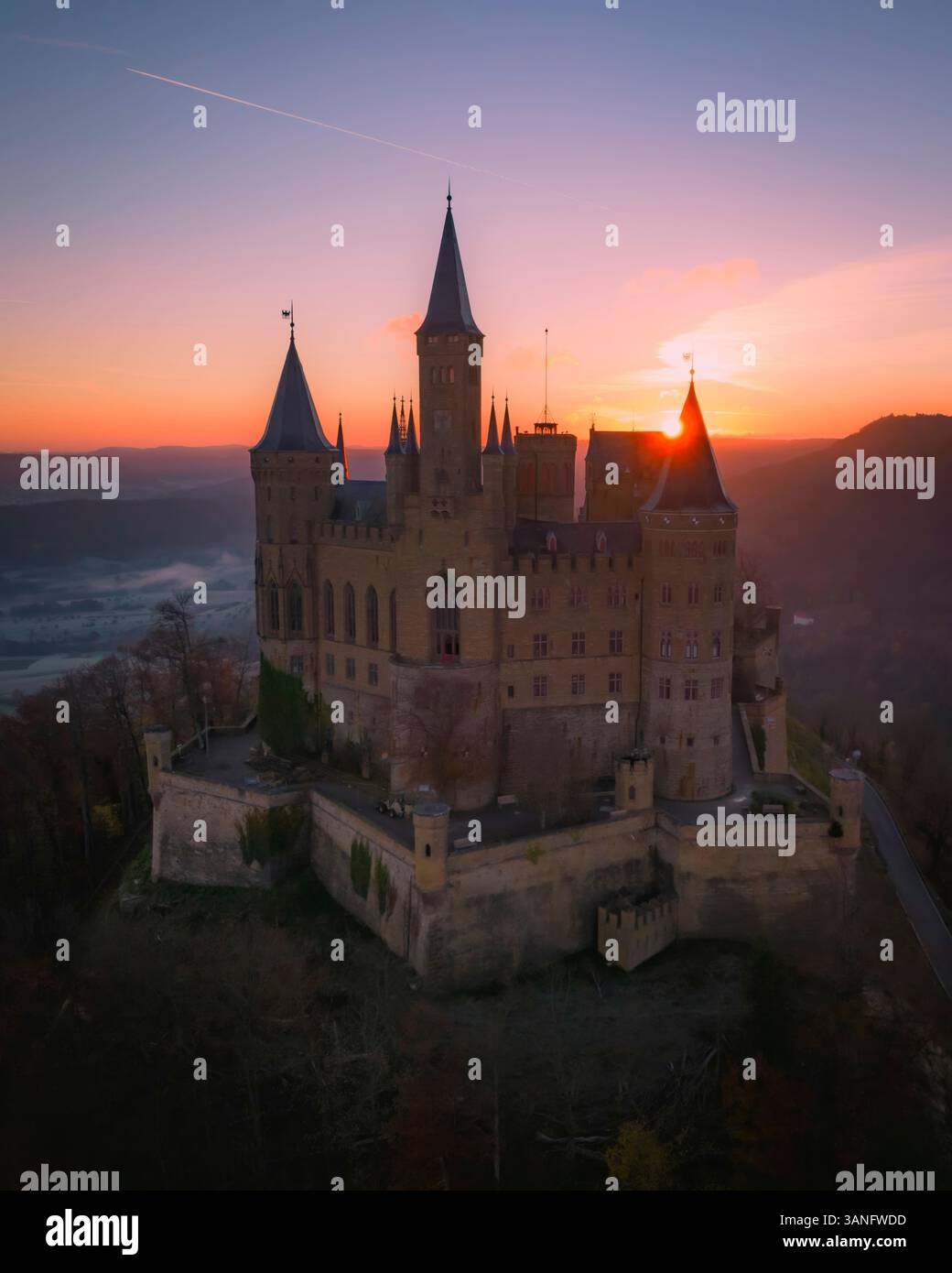 Vue aérienne du château médiéval sur une montagne au lever du soleil, Burg Hohenzollern, Allemagne. Banque D'Images