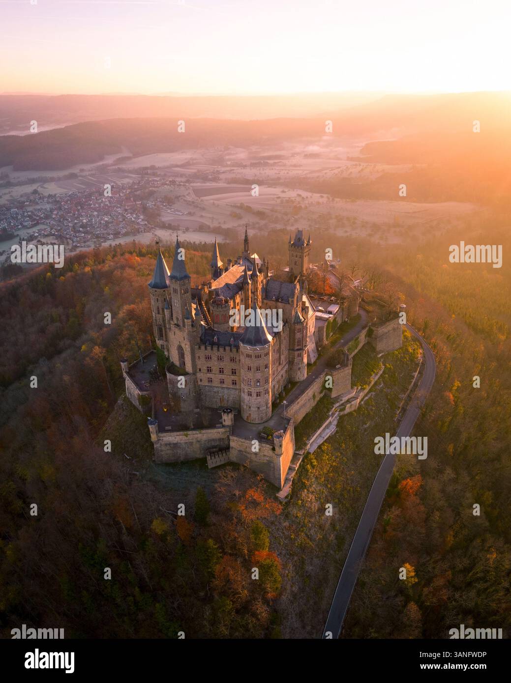 Vue aérienne du château médiéval sur une montagne au lever du soleil, Burg Hohenzollern, Bade-Wurtemberg, Allemagne. Banque D'Images