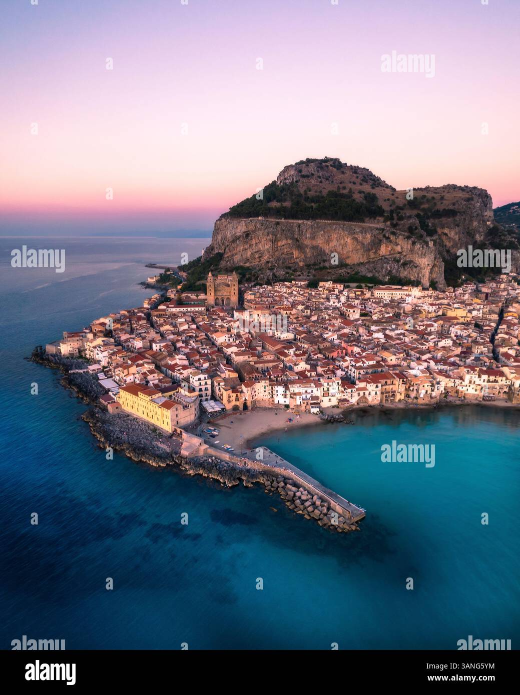 Vue aérienne de la pittoresque Cefalu avec sa cathédrale historique au coucher du soleil, Sicile, Italie. Banque D'Images
