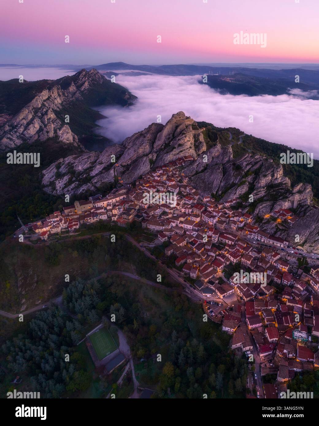 Vue aérienne de la ville pittoresque avec une architecture traditionnelle et un terrain de football au lever du soleil, Pietrapertosa, Italie. Banque D'Images