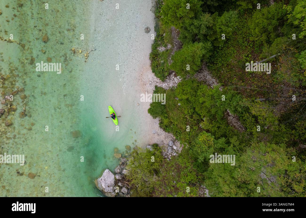 Drone aérien vue de dessus de kayak vert dans la rivière dans la vallée de Soca, Soca, Bovec, Slovénie. Banque D'Images