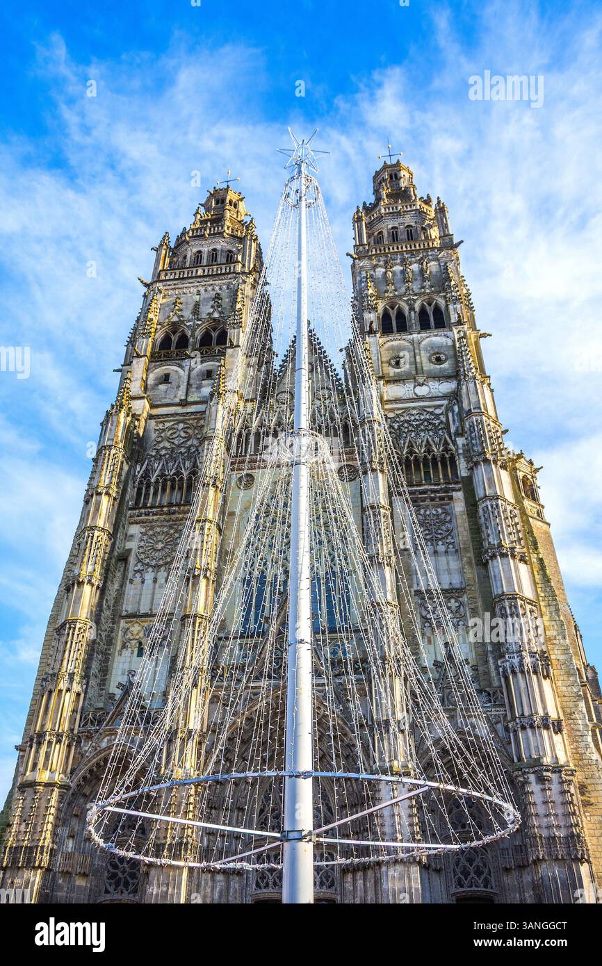 Arbre de Noël moderne devant la cathédrale Saint-Gatien - Tours, Indre-et-Loire (37), France. Banque D'Images